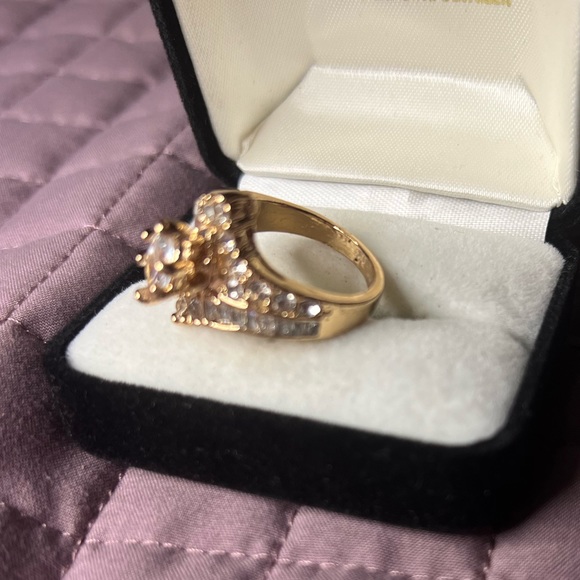 Sz. 8 One karat Faux Marquis center diamond look with several baguettes - Picture 5 of 10